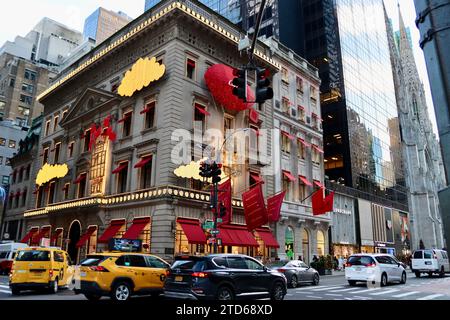 Décorations de Noël sur le bâtiment Cartier à l'angle de la Cinquième avenue et de la 52e rue à Manhattan, New York Banque D'Images