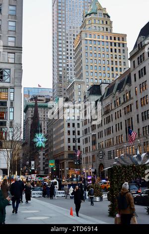 Flocon de neige géant de Baccarat au coin de la Cinquième avenue et de la 57e rue dans le centre de Manhattan, New York Banque D'Images