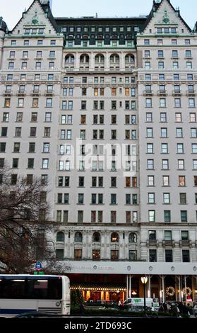 The Plaza Hotel sur la Cinquième avenue et Central Park South à Manhattan, New York Banque D'Images