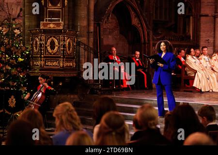 Leonie Elliott donne une lecture pendant les Royal Carols - ensemble au service de Noël à l'abbaye de Westminster à Londres. Date de la photo : Vendredi 8 décembre 2023. Banque D'Images