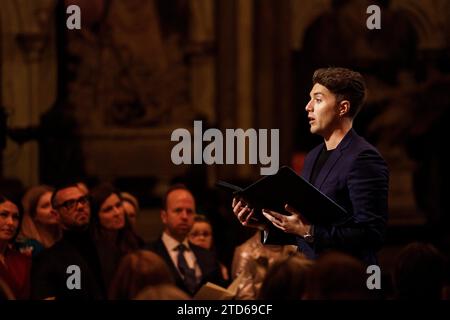 Roman Kemp donne une lecture pendant les chants royaux - ensemble au service de Noël à l'abbaye de Westminster à Londres. Date de la photo : Vendredi 8 décembre 2023. Banque D'Images