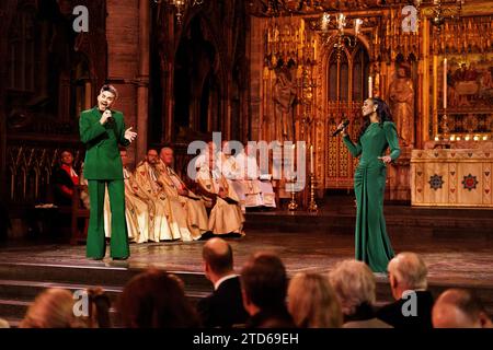 Adam Lambert et Beverley Knight se produisent pendant les Royal Carols - ensemble au service de Noël à l'abbaye de Westminster à Londres. Date de la photo : Vendredi 8 décembre 2023. Banque D'Images