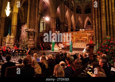 Adam Lambert et Beverley Knight MBE se produisent pendant les Royal Carols - ensemble au service de Noël à l'abbaye de Westminster à Londres. Date de la photo : Vendredi 8 décembre 2023. Banque D'Images