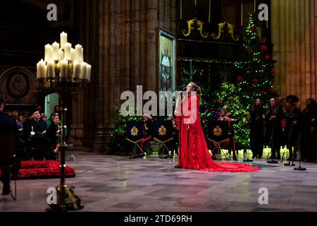 Freya Ridings chante Joyeux Noël tout le monde pendant les Royal Carols - ensemble au service de Noël à l'abbaye de Westminster à Londres. Date de la photo : Vendredi 8 décembre 2023. Banque D'Images