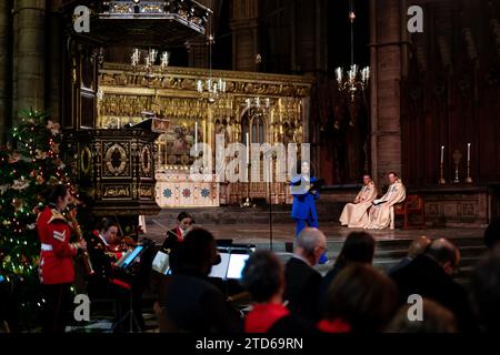 Leonie Elliott donne une lecture pendant les Royal Carols - ensemble au service de Noël à l'abbaye de Westminster à Londres. Date de la photo : Vendredi 8 décembre 2023. Banque D'Images