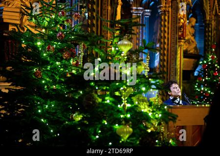 Jacob collier joue à Noël dernier pendant les Royal Carols - ensemble au service de Noël à l'abbaye de Westminster à Londres. Date de la photo : Vendredi 8 décembre 2023. Banque D'Images