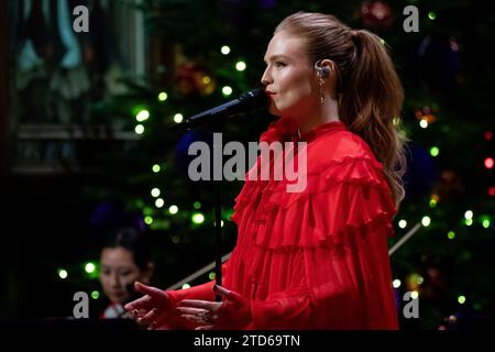 Freya Ridings chante Joyeux Noël tout le monde pendant les Royal Carols - ensemble au service de Noël à l'abbaye de Westminster à Londres. Date de la photo : Vendredi 8 décembre 2023. Banque D'Images