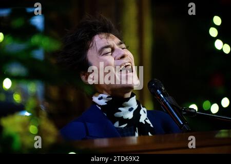 Jacob collier joue à Noël dernier pendant les Royal Carols - ensemble au service de Noël à l'abbaye de Westminster à Londres. Date de la photo : Vendredi 8 décembre 2023. Banque D'Images