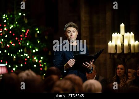 Roman Kemp donne une lecture pendant les chants royaux - ensemble au service de Noël à l'abbaye de Westminster à Londres. Date de la photo : Vendredi 8 décembre 2023. Banque D'Images