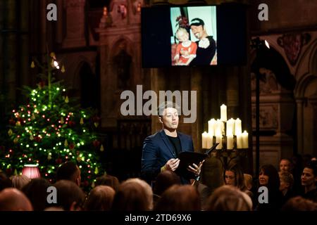 Roman Kemp donne une lecture pendant les chants royaux - ensemble au service de Noël à l'abbaye de Westminster à Londres. Date de la photo : Vendredi 8 décembre 2023. Banque D'Images