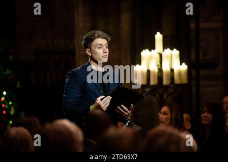 Roman Kemp donne une lecture pendant les chants royaux - ensemble au service de Noël à l'abbaye de Westminster à Londres. Date de la photo : Vendredi 8 décembre 2023. Banque D'Images