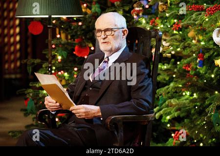 Jim Broadbent lit un extrait des lettres du Père Noël de John Ronald Reuel Tolkien (1892-1973) pendant les chants royaux - ensemble au service de Noël à l'abbaye de Westminster à Londres. Date de la photo : Vendredi 8 décembre 2023. Banque D'Images