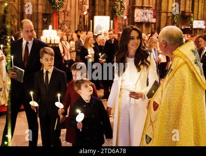 (De gauche à droite) le prince de Galles, le prince George, la princesse Charlotte, le prince Louis, la princesse de Galles et le révérend David Stanton pendant les chants royaux - ensemble au service de Noël à l'abbaye de Westminster à Londres. Date de la photo : Vendredi 8 décembre 2023. Banque D'Images