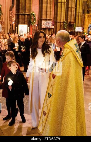 (De gauche à droite) la princesse Charlotte, le prince Louis, la princesse de Galles et le révérend David Stanton pendant les chants royaux - ensemble au service de Noël à l'abbaye de Westminster à Londres. Date de la photo : Vendredi 8 décembre 2023. Banque D'Images