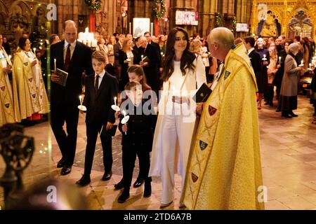 (De gauche à droite) le prince de Galles, le prince George, la princesse Charlotte, le prince Louis et la princesse de Galles et le révérend David Stanton pendant les chants royaux - ensemble au service de Noël à l'abbaye de Westminster à Londres. Date de la photo : Vendredi 8 décembre 2023. Banque D'Images