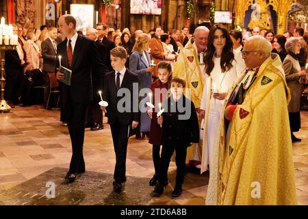 (De gauche à droite) le prince de Galles, le prince George, la princesse Charlotte, le prince Louis, la princesse de Galles et le doyen de l'abbaye de Westminster, le très révérend Dr David Hoyle, pendant les chants royaux - ensemble au service de Noël à l'abbaye de Westminster à Londres. Date de la photo : Vendredi 8 décembre 2023. Banque D'Images