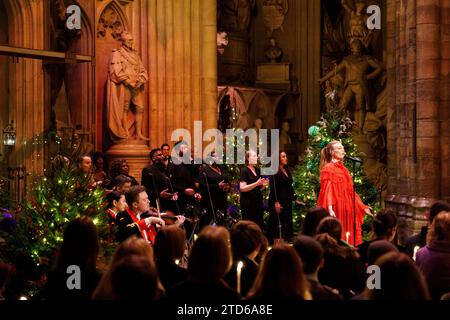 Freya Ridings chante Joyeux Noël tout le monde pendant les Royal Carols - ensemble au service de Noël à l'abbaye de Westminster à Londres. Date de la photo : Vendredi 8 décembre 2023. Banque D'Images