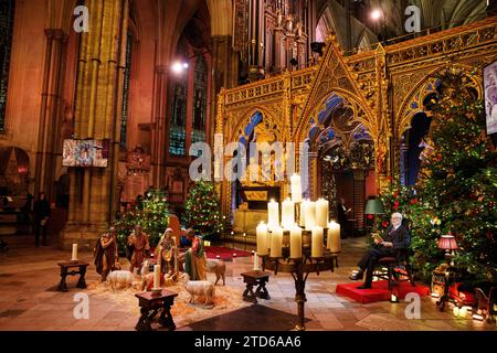 Jim Broadbent lit un extrait des lettres du Père Noël de John Ronald Reuel Tolkien (1892-1973) pendant les chants royaux - ensemble au service de Noël à l'abbaye de Westminster à Londres. Date de la photo : Vendredi 8 décembre 2023. Banque D'Images