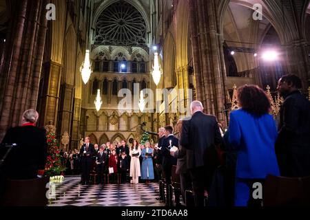 (De gauche à droite) le Prince de Galles, le Prince George, la Princesse Charlotte, le Prince Louis, la Princesse de Galles et la Duchesse d'Édimbourg pendant les chants royaux - ensemble au service de Noël à l'abbaye de Westminster à Londres. Date de la photo : Vendredi 8 décembre 2023. Banque D'Images