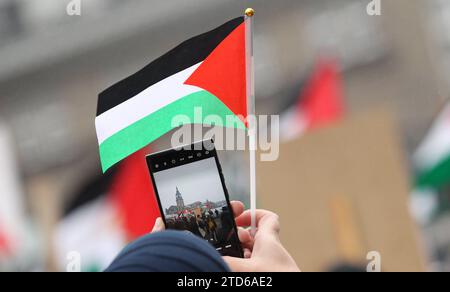 Pro-Palästina-Demonstration auf dem Heidi-Kabel-Platz am Hauptbahnhof Hamburg. An der stationären Kundgebung nahmen etwa 150 Teilnehmer teil. SIE protestierten gegen Israels Eingreifen im Gazastreifen gegen die Terrororganisatin Hamsa und forderten ein freies Palästina. Die Polizei war mit mehreren Mannschaftswagen und Beamten vor Ort. St. Georg Hamburg *** manifestation pro Palestine sur la place Heidi Kabel à la gare centrale de Hambourg environ 150 participants ont pris part au rassemblement stationnaire contre l'intervention israélienne dans la bande de Gaza contre l'organisation terroriste Hamsa an Banque D'Images