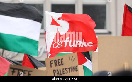 Pro-Palästina-Demonstration auf dem Heidi-Kabel-Platz am Hauptbahnhof Hamburg. An der stationären Kundgebung nahmen etwa 150 Teilnehmer teil. SIE protestierten gegen Israels Eingreifen im Gazastreifen gegen die Terrororganisatin Hamsa und forderten ein freies Palästina. Die Polizei war mit mehreren Mannschaftswagen und Beamten vor Ort. St. Georg Hamburg *** manifestation pro Palestine sur la place Heidi Kabel à la gare centrale de Hambourg environ 150 participants ont pris part au rassemblement stationnaire contre l'intervention israélienne dans la bande de Gaza contre l'organisation terroriste Hamsa an Banque D'Images