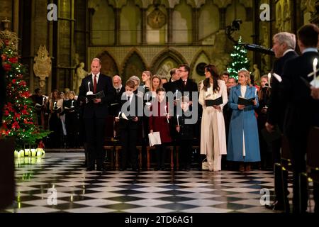 (De gauche à droite) le Prince de Galles, le Prince George, la Princesse Charlotte, le Prince Louis, la Princesse de Galles et la Duchesse d'Édimbourg pendant les chants royaux - ensemble au service de Noël à l'abbaye de Westminster à Londres. Date de la photo : Vendredi 8 décembre 2023. Banque D'Images