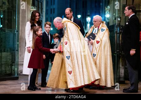 (De gauche à droite) la princesse de Galles, la princesse Charlotte, le prince George, le prince Louis, le révérend David Stanton et le doyen de l'abbaye de Westminster, le très révérend Dr David Hoyle, pendant les chants royaux - ensemble au service de Noël à l'abbaye de Westminster à Londres. Date de la photo : Vendredi 8 décembre 2023. Banque D'Images