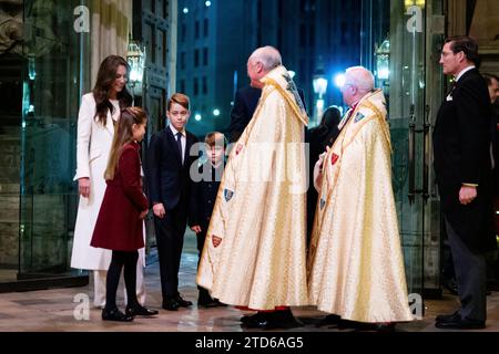 (De gauche à droite) la princesse de Galles, la princesse Charlotte, le prince George, le prince Louis, le révérend David Stanton et le doyen de l'abbaye de Westminster, le très révérend Dr David Hoyle, pendant les chants royaux - ensemble au service de Noël à l'abbaye de Westminster à Londres. Date de la photo : Vendredi 8 décembre 2023. Banque D'Images