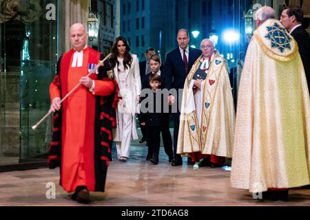 (De gauche à droite) la princesse de Galles, la princesse Charlotte, le prince George, le prince Louis, le prince de Galles et le doyen de l'abbaye de Westminster, le très révérend Dr David Hoyle, pendant les chants royaux - ensemble au service de Noël à l'abbaye de Westminster à Londres. Date de la photo : Vendredi 8 décembre 2023. Banque D'Images