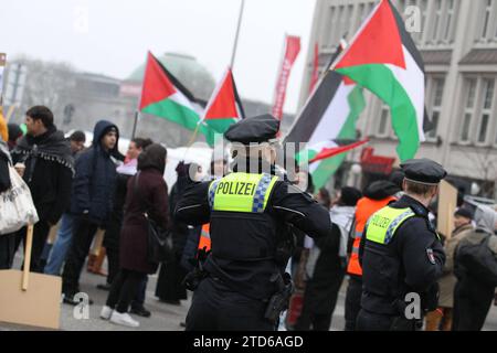 Pro-Palästina-Demonstration auf dem Heidi-Kabel-Platz am Hauptbahnhof Hamburg. An der stationären Kundgebung nahmen etwa 150 Teilnehmer teil. SIE protestierten gegen Israels Eingreifen im Gazastreifen gegen die Terrororganisatin Hamsa und forderten ein freies Palästina. Die Polizei war mit mehreren Mannschaftswagen und Beamten vor Ort. St. Georg Hamburg *** manifestation pro Palestine sur la place Heidi Kabel à la gare centrale de Hambourg environ 150 participants ont pris part au rassemblement stationnaire contre l'intervention israélienne dans la bande de Gaza contre l'organisation terroriste Hamsa an Banque D'Images