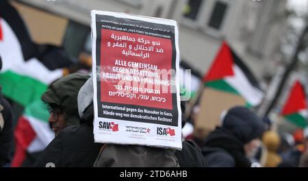 Pro-Palästina-Demonstration auf dem Heidi-Kabel-Platz am Hauptbahnhof Hamburg. An der stationären Kundgebung nahmen etwa 150 Teilnehmer teil. SIE protestierten gegen Israels Eingreifen im Gazastreifen gegen die Terrororganisatin Hamsa und forderten ein freies Palästina. Die Polizei war mit mehreren Mannschaftswagen und Beamten vor Ort. St. Georg Hamburg *** manifestation pro Palestine sur la place Heidi Kabel à la gare centrale de Hambourg environ 150 participants ont pris part au rassemblement stationnaire contre l'intervention israélienne dans la bande de Gaza contre l'organisation terroriste Hamsa an Banque D'Images