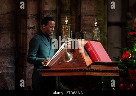 Micheal Ward donne une lecture pendant les Royal Carols - ensemble au service de Noël à l'abbaye de Westminster à Londres. Date de la photo : Vendredi 8 décembre 2023. Banque D'Images