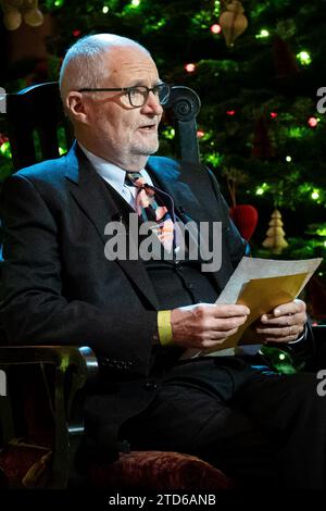 Jim Broadbent lit un extrait des lettres du Père Noël de John Ronald Reuel Tolkien (1892-1973) pendant les chants royaux - ensemble au service de Noël à l'abbaye de Westminster à Londres. Date de la photo : Vendredi 8 décembre 2023. Banque D'Images