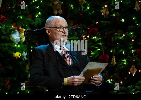 Jim Broadbent lit un extrait des lettres du Père Noël de John Ronald Reuel Tolkien (1892-1973) pendant les chants royaux - ensemble au service de Noël à l'abbaye de Westminster à Londres. Date de la photo : Vendredi 8 décembre 2023. Banque D'Images