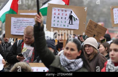 Pro-Palästina-Demonstration auf dem Heidi-Kabel-Platz am Hauptbahnhof Hamburg. An der stationären Kundgebung nahmen etwa 150 Teilnehmer teil. SIE protestierten gegen Israels Eingreifen im Gazastreifen gegen die Terrororganisatin Hamsa und forderten ein freies Palästina. Die Polizei war mit mehreren Mannschaftswagen und Beamten vor Ort. St. Georg Hamburg *** manifestation pro Palestine sur la place Heidi Kabel à la gare centrale de Hambourg environ 150 participants ont pris part au rassemblement stationnaire contre l'intervention israélienne dans la bande de Gaza contre l'organisation terroriste Hamsa an Banque D'Images