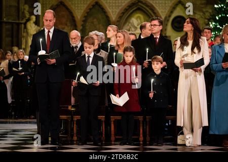 (De gauche à droite) le prince de Galles, le prince George, la princesse Charlotte, le prince Louis et la princesse de Galles pendant les chants royaux - ensemble au service de Noël à l'abbaye de Westminster à Londres. Date de la photo : Vendredi 8 décembre 2023. Banque D'Images