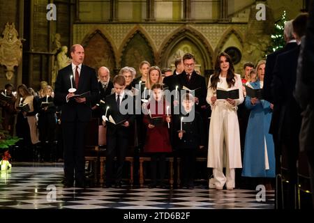 (De gauche à droite) le prince de Galles, le prince George, la princesse Charlotte, le prince Louis et la princesse de Galles pendant les chants royaux - ensemble au service de Noël à l'abbaye de Westminster à Londres. Date de la photo : Vendredi 8 décembre 2023. Banque D'Images