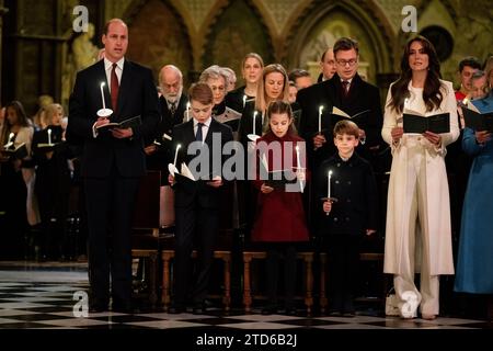 (De gauche à droite) le prince de Galles, le prince George, la princesse Charlotte, le prince Louis et la princesse de Galles pendant les chants royaux - ensemble au service de Noël à l'abbaye de Westminster à Londres. Date de la photo : Vendredi 8 décembre 2023. Banque D'Images