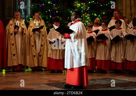 Un soliste de la chorale pendant les chants royaux - ensemble au service de Noël à l'abbaye de Westminster à Londres. Date de la photo : Vendredi 8 décembre 2023. Banque D'Images