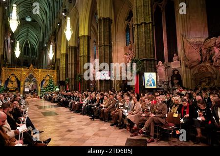 Membres de la congrégation pendant les chants royaux - ensemble au service de Noël à l'abbaye de Westminster à Londres. Date de la photo : Vendredi 8 décembre 2023. Banque D'Images