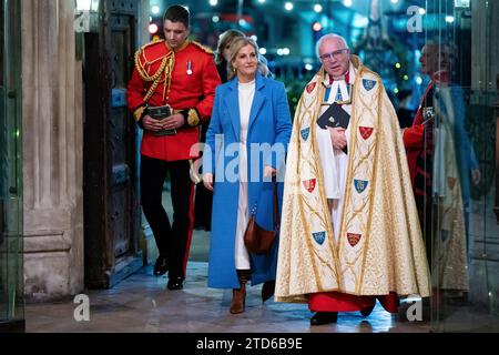 La duchesse d'Édimbourg avec le doyen de l'abbaye de Westminster, le très révérend Dr David Hoyle, pendant les chants royaux - ensemble au service de Noël à l'abbaye de Westminster à Londres. Date de la photo : Vendredi 8 décembre 2023. Banque D'Images