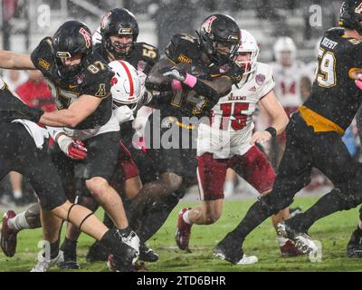 16 décembre 2023 : le Running back de l'État des Appalaches Kanye Roberts (14 ans) court avec le ballon lors du match de football de la NCAA dans les avocats du Mexico Cure Bowl entre les Appalachian State Mountaineers et les Miami Redhawks au FBC Mortgage Stadium à Orlando, FL. Romeo T Guzman/Cal Sport Media Banque D'Images