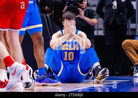 16 décembre 2023 : le garde des Bruins de l'UCLA, Lazar Stefanovic (10 ans), réagit après une faute lors de la seconde mi-temps contre les Buckeyes de l'Ohio State lors du match CBS Sports Classic au State Farm Arena d'Atlanta, Géorgie. (Scott Kinser/CSM) Banque D'Images