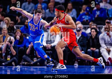 16 décembre 2023 : Lazar Stefanovic (10), garde des Bruins de l'UCLA, défend Roddy Gayle Jr. (1), garde des Buckeyes de l'Ohio State State à Atlanta, GA. (Scott Kinser/CSM) Banque D'Images