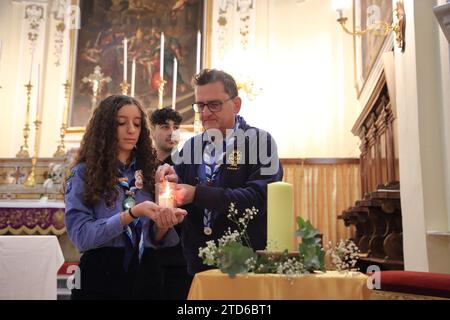 Les jeunes du Groupe scout Pagani 1, ont prononcé, avant la célébration de la Sainte Messe dans l’Église de notre-Dame des douleurs et dans l’Église du corps du Christ, le soir, la lumière de la paix de Bethléem 2023. La lumière de la paix vient directement de la Grotte de la Nativité à Bethléem. C'est un signe d'amitié, de fraternité, de joie, de charité et d'espérance que les Scouts apportent dans toute l'Europe. La devise de la lumière de la paix de Bethléem 2023 est : «faire la paix vous rend heureux». (Photo Pasquale Senatore/Pacific Press) Banque D'Images