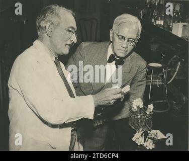 New Jersey (États-Unis), 1949. Le professeur Waksman (à gauche), montrant des cultures d'actinomycètes producteurs d'antibiotiques par le professeur Fleming, lors de la visite du chercheur écossais au professeur Waksman à l'Université Rutgers à l'été 1949. Crédit : Album / Archivo ABC Banque D'Images