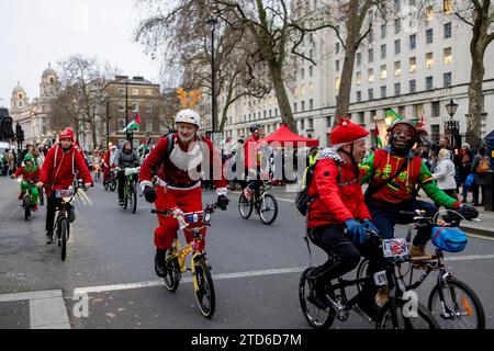 Les participants ont vu rouler leurs vélos dans leurs costumes festifs lors du Santa Ride annuel à Londres pour célébrer Noël. Des cavaliers habillés en costumes de Père Noël vus rouler sur leurs vélos. (Photo de Hesther ng / SOPA Images/Sipa USA) Banque D'Images