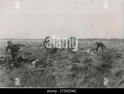 Leningrad. 10/28/1942. Détachement de communications de la Division bleue espagnole à la recherche d'une ligne téléphonique défectueuse interrompue par des tirs d'artillerie ennemie. Crédit : Album / Archivo ABC / Orbis Banque D'Images