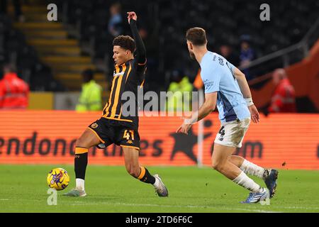 Tyrell Sellars-Fleming de Hull City contrôle le ballon sous la pression de Dimitrios Goutas de Cardiff City lors du Sky Bet Championship Match Hull City vs Cardiff City au MKM Stadium, Hull, Royaume-Uni, le 16 décembre 2023 (photo de Ryan Crockett/News Images) à Hull, Royaume-Uni le 12/16/2023. (Photo de Ryan Crockett/News Images/Sipa USA) Banque D'Images