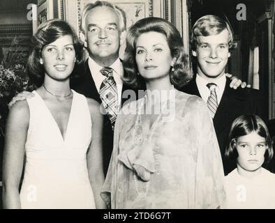 1975 (CA.). Le Prince Rainier III de Monaco et son épouse Grace, ainsi que leurs enfants Carolina, Albert et Estefanía. Crédit : Album / Archivo ABC Banque D'Images
